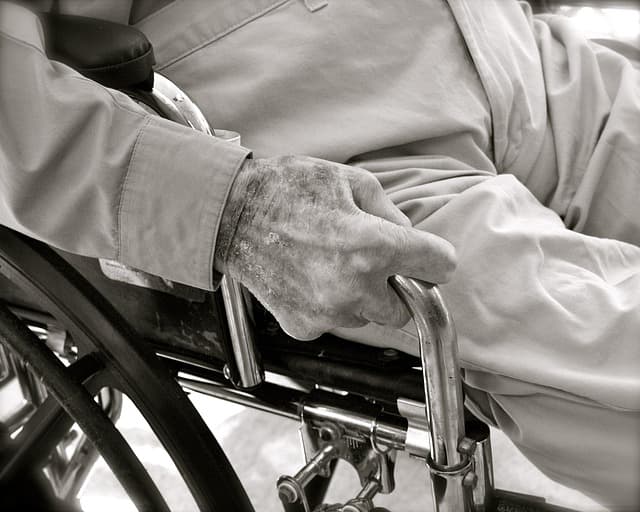 Comment choisir un équipement médical adapté aux patients âgés